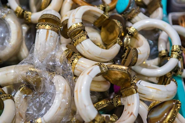 Modische ethnische indische Armbänder auf dem Markt — Stockfoto