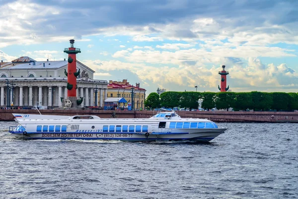 St petersburg, russland - ca. juni 2015: meteor hydrofoil boat — Stockfoto