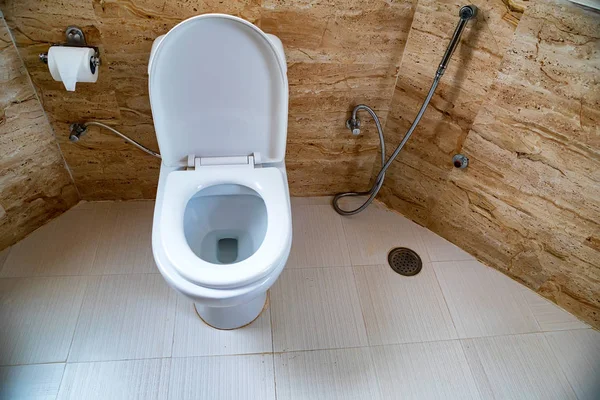 Μπολ τουαλέτα με καζανάκι στην τουαλέτα — Φωτογραφία Αρχείου