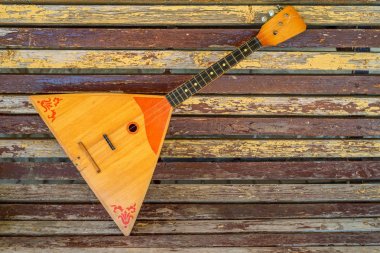 Müzik aleti balalayka ahşap arka plan üzerinde