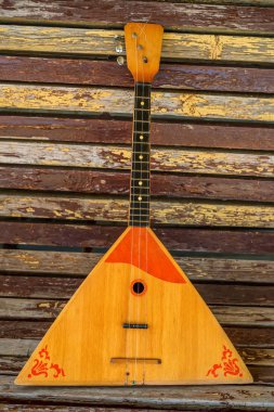 Müzik aleti balalayka ahşap arka plan üzerinde