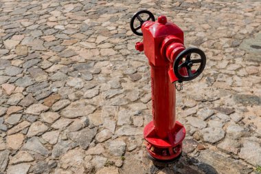 Kırmızı yangın musluğu