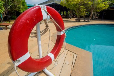 Yüzme Havuzu yanında kırmızı lifebuoy