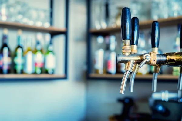 Grifos de cerveza cromada en bar moderno — Foto de Stock