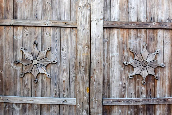 Fragmento de porta de madeira fechada — Fotografia de Stock