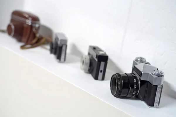 Деревянная антикварная фотокамера — стоковое фото