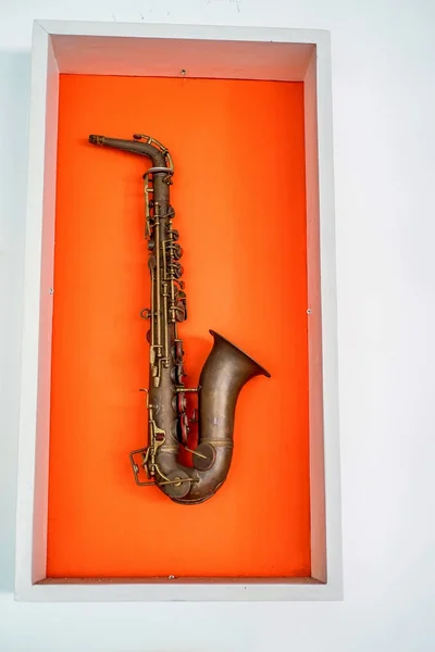 Saxofón sobre fondo de color naranja —  Fotos de Stock