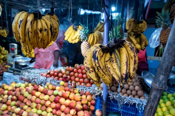 Frutas e produtos hortícolas no mercado — Fotografia de Stock