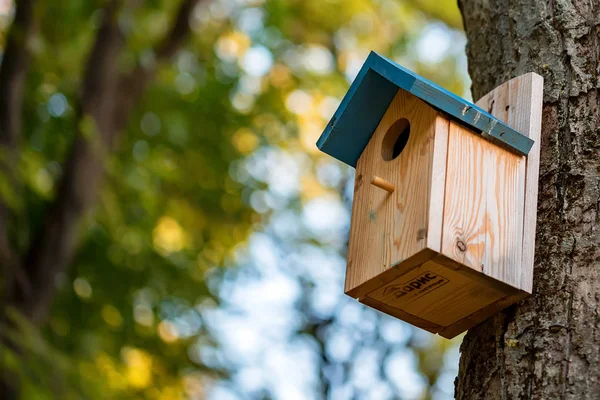 Rosso divertente birdhouse — Foto Stock