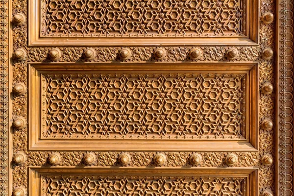 Oryantal süslü tarzı ve ince tasarımı metal kapı — Stok fotoğraf