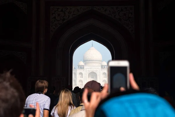 Taj Mahal festői kapu nézet, Agra, India. — Stock Fotó