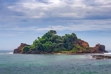 Okyanusta küçük tropik ada