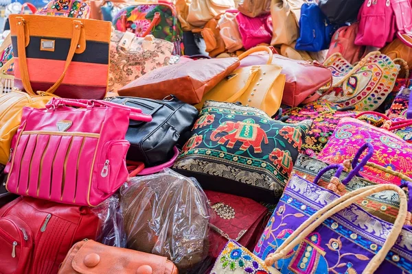 Zakres kolorowe etniczne toreb na rynku indyjskim — Zdjęcie stockowe