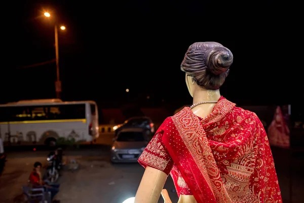 Tillbaka Visa skyltdocka bär röda sari — Stockfoto