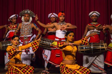 Kandy, Sri Lanka - yaklaşık Aralık 2013: geleneksel dansçılar