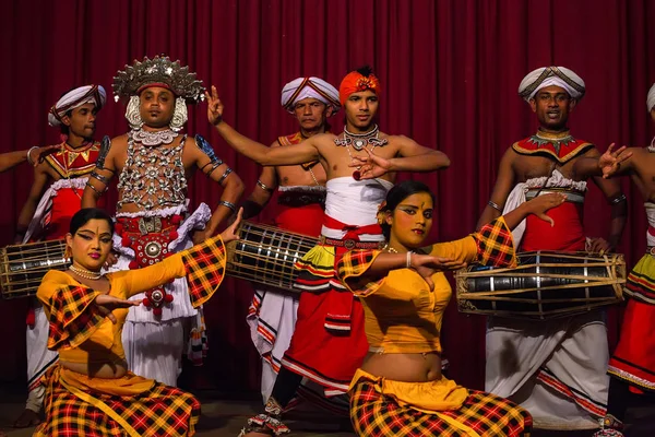 KANDY, SRI LANKA - CIRCA DEZEMBRO 2013: Dançarinos tradicionais — Fotografia de Stock