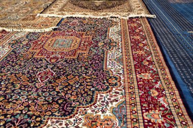 Renkli Halılar oryantal pazarda haddelenmiş