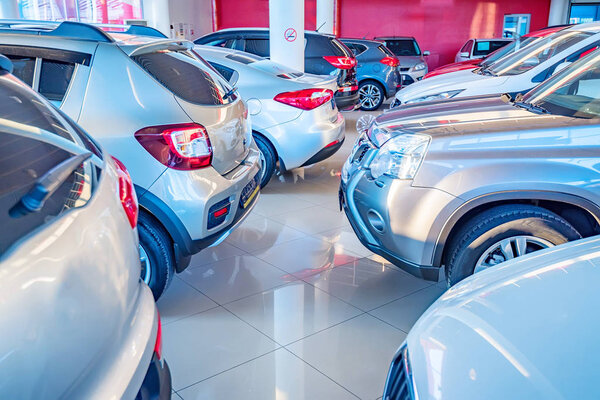 Новые автомобили в салоне дилера
