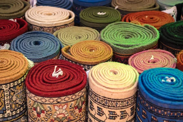 Alfombras laminadas de colores en el mercado oriental —  Fotos de Stock