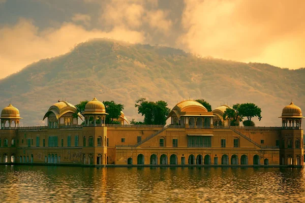Jal Mahal ve adam Sagar Gölü Rajasthan, Hindistan. — Stok fotoğraf