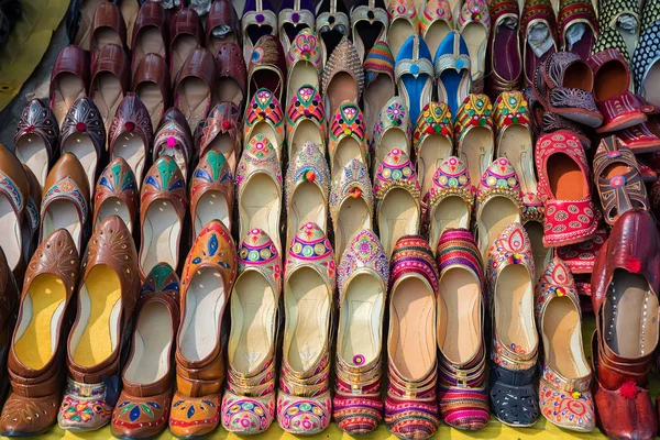 Sapatos étnicos coloridos no mercado na Índia — Fotografia de Stock