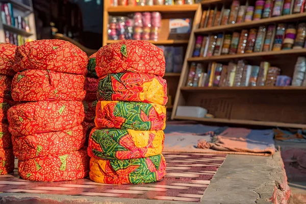 Sombreros Rajahs en venta en tienda india de souvenirs —  Fotos de Stock