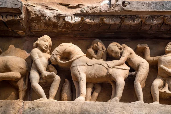 Close-up van erotische stone carving in Lakshman tempel — Stockfoto