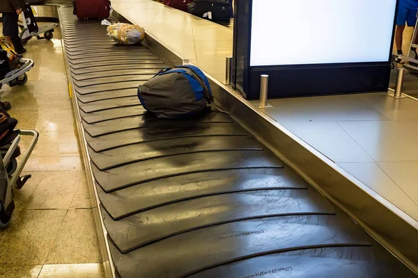空港ターミナルで手荷物のコンベヤー ベルト — ストック写真