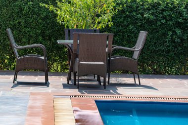 Yüzme Havuzu güverte sandalyeleri yakınındaki