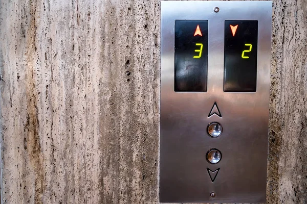 현대 엘리베이터 콜 버튼과 화면을 닫습니다 — 스톡 사진