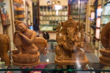 Camın arkasında sergilenen Ganesha heykelcik kapatın