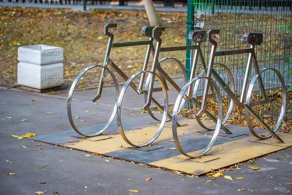 Estacionamento de bicicleta vazio em forma de bicicleta — Fotografia de Stock