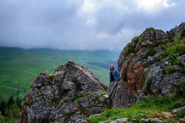 Wanderin steht auf Felskante — Stockfoto