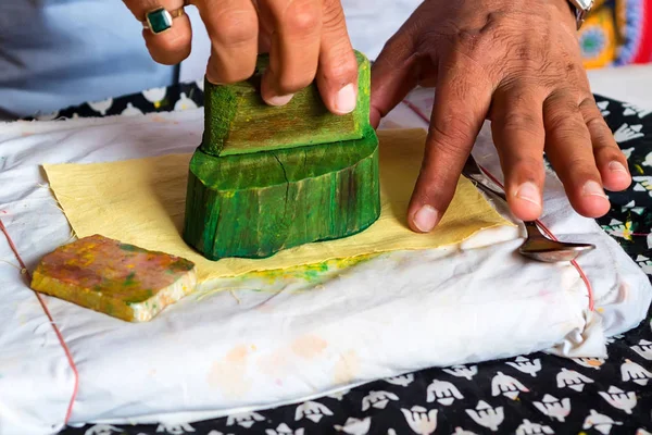 Hand houdt stempel voor het verven van doek — Stockfoto