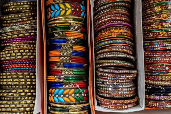 De nombreux bracelets indiens colorés en boîte sur le marché — Photo
