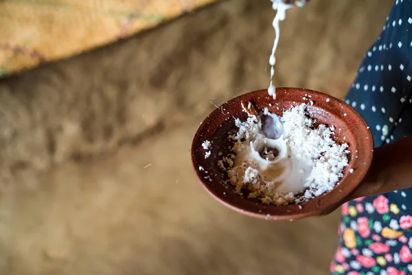 Виготовлення тіста з копра з молоком — стокове фото