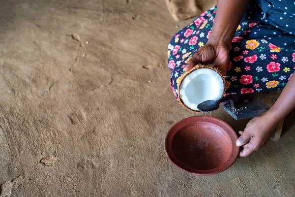 Kopra Kokosreibe in den Händen einer indischen Frau — Stockfoto