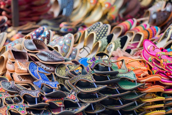 インドの市場でカラフルな民族靴 — ストック写真