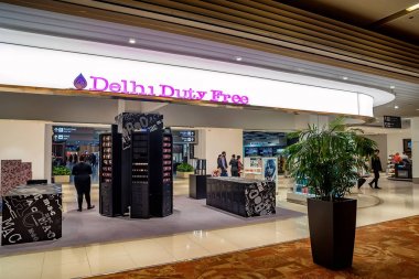 Delhi, Hindistan - Kasım 2017 yaklaşık: Duty free shop Indira Gandhi Uluslararası Havalimanı
