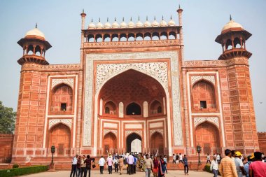 Agra, Hindistan - Kasım 2017 yaklaşık: Büyük kapısı Taj Mahal