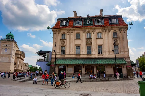 WARSAW, POLONIA - JUNIO, 2012: Calles de Varsovia — Foto de Stock