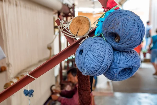 Close-up van drie ballen van blauwe wol voor tapijten — Stockfoto