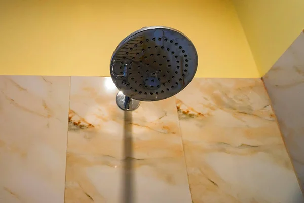 Dépôt d'eau dure et rouille sur le robinet de douche — Photo