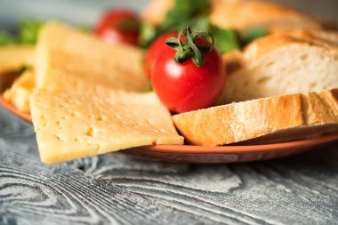 Ekmek ve sebze ile İsviçre peyniri