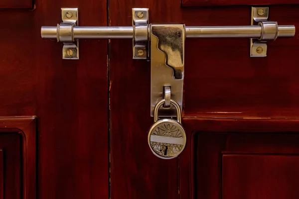 Kunci pintu pada permukaan kayu dan kunci — Stok Foto
