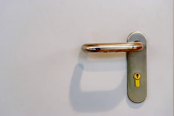 Primo piano di metallo bronzo pomello con foro della serratura — Foto Stock