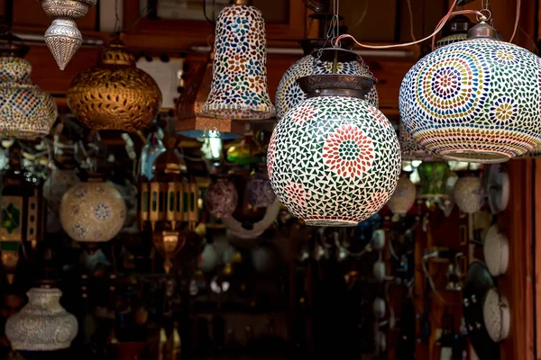 Крупним планом овальна лампа з барвистим етнічним візерунком — стокове фото