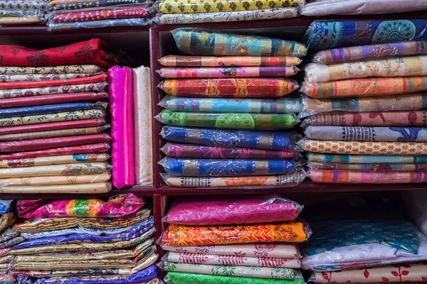 Textilien und Stoffe auf dem orientalischen Markt — Stockfoto