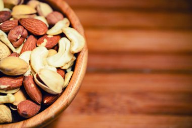 Tahta kasede çeşitli fındıklar.