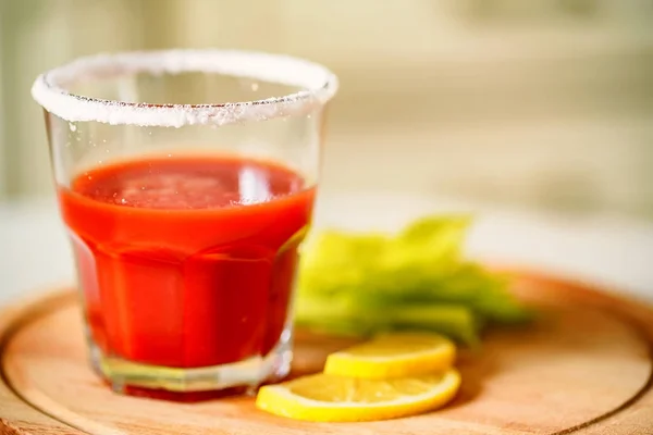 Bloody Mary boisson alcoolisée au citron et céleri — Photo